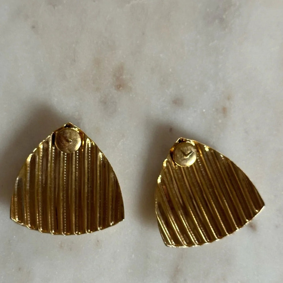 Vintage Gold Tone Large Statement Earrings Triangle Scalloped Teaxture - Picture 5 of 8